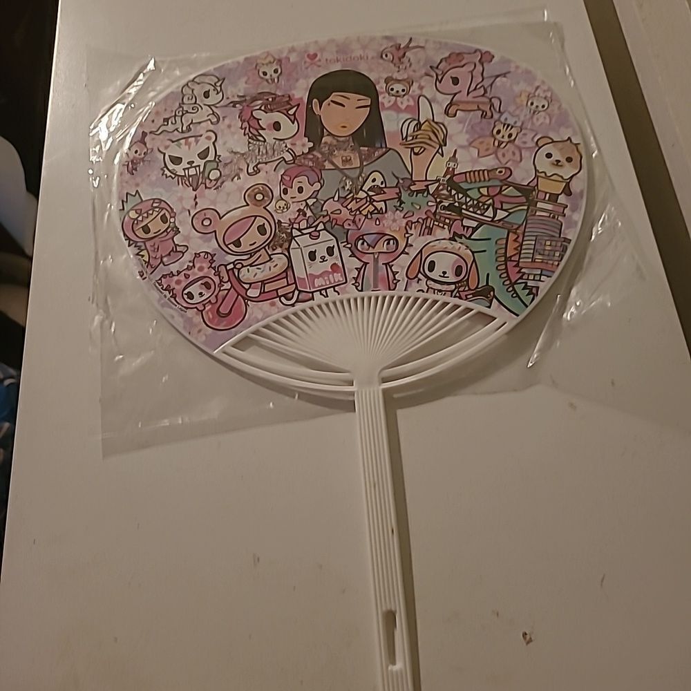 Tokidoki Commi Con 2022 Fan - Picture 2 of 9